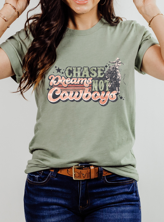 GRAPHIC TEE 220SG Chase Dreams Not Cowboys